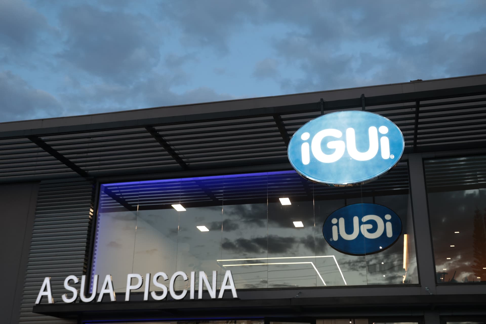 Fachada da loja iGUi em Uberlândia ao anoitecer