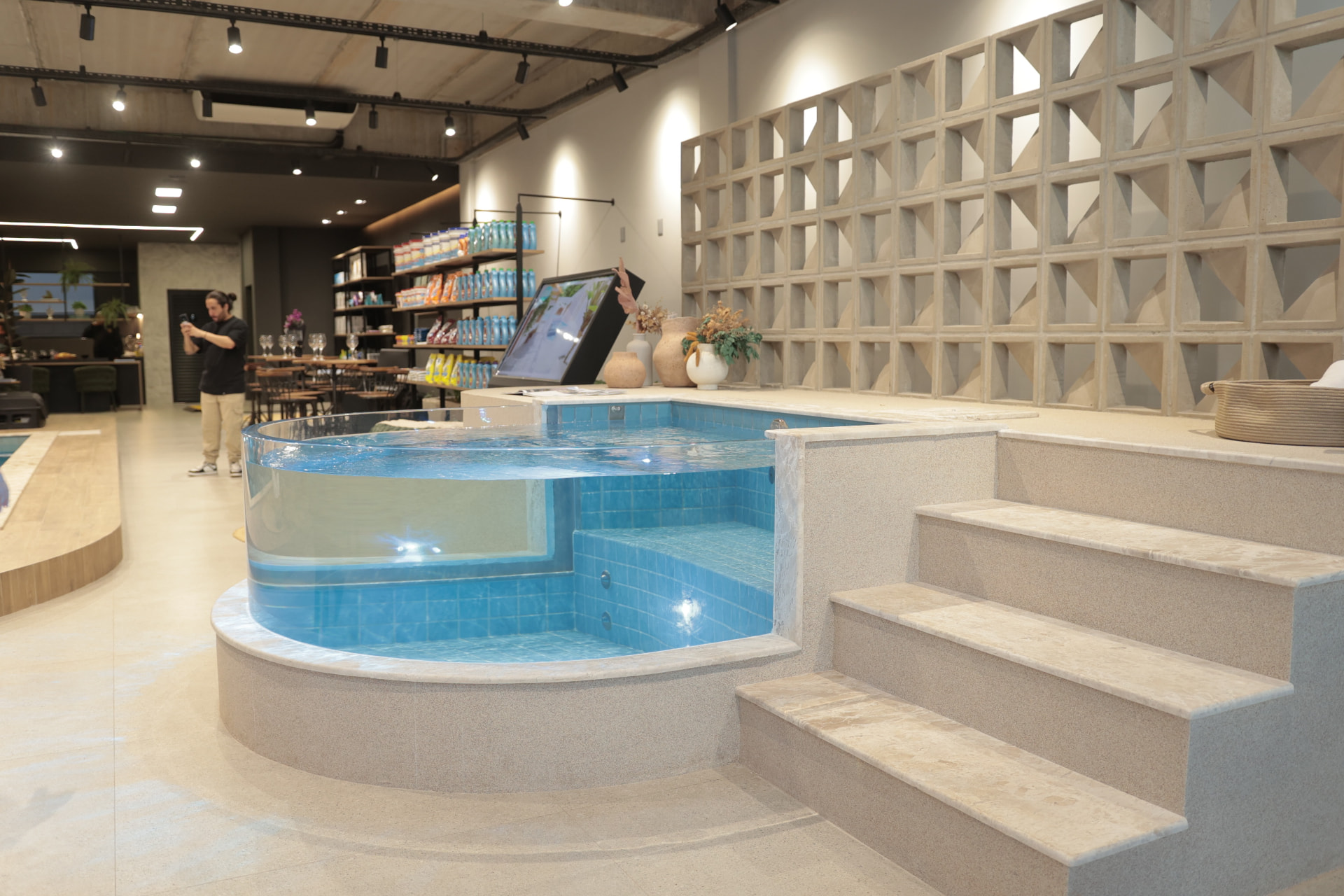 Piscina de vidro em exposição no showroom iGUi Uberlândia